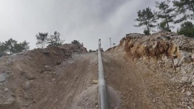 Dağ insansız hava aracı manzaralı kozalaklı orman 4k. Dağlarda doğal gaz boru hatları inşa ediliyor