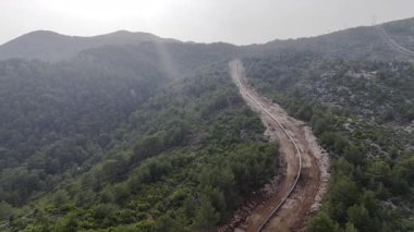 Dağ insansız hava aracı manzaralı kozalaklı orman 4k. Dağlarda doğal gaz boru hatları inşa ediliyor