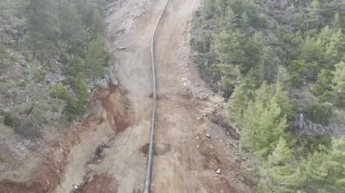 Dağ insansız hava aracı manzaralı kozalaklı orman 4k. Dağlarda doğal gaz boru hatları inşa ediliyor