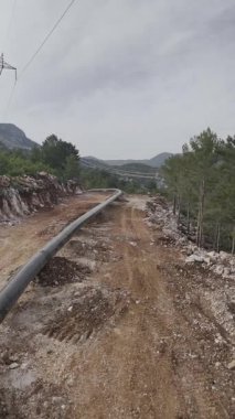 Dağ insansız hava aracı manzaralı kozalaklı orman 4k. Dağlarda doğal gaz boru hatları inşa ediliyor