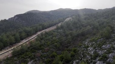 Dağ insansız hava aracı manzaralı kozalaklı orman 4k. Dağlarda doğal gaz boru hatları inşa ediliyor