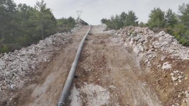 Dağ insansız hava aracı manzaralı kozalaklı orman 4k. Dağlarda doğal gaz boru hatları inşa ediliyor