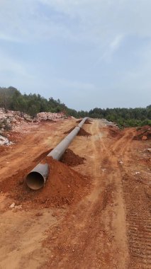 Dağ insansız hava aracı manzaralı kozalaklı orman 4k. Dağlarda doğal gaz boru hatları inşa ediliyor