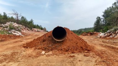 Dağ insansız hava aracı manzaralı kozalaklı orman 4k. Dağlarda doğal gaz boru hatları inşa ediliyor