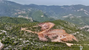 Dağ insansız hava aracı manzaralı kozalaklı orman 4k. Dağlarda doğal gaz boru hatları inşa ediliyor