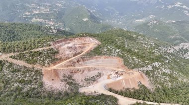 Dağ insansız hava aracı manzaralı kozalaklı orman 4k. Dağlarda doğal gaz boru hatları inşa ediliyor