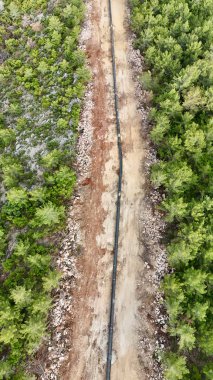 Dağ insansız hava aracı manzaralı kozalaklı orman 4k. Dağlarda doğal gaz boru hatları inşa ediliyor