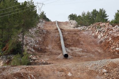 Dağ insansız hava aracı manzaralı kozalaklı orman 4k. Dağlarda doğal gaz boru hatları inşa ediliyor