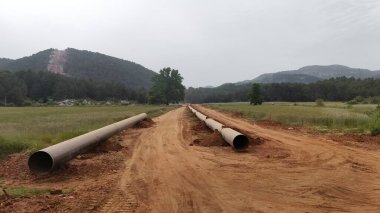 Dağ insansız hava aracı manzaralı kozalaklı orman 4k. Dağlarda doğal gaz boru hatları inşa ediliyor