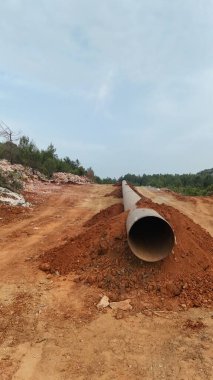 Dağ insansız hava aracı manzaralı kozalaklı orman 4k. Dağlarda doğal gaz boru hatları inşa ediliyor