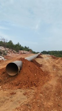 Dağ insansız hava aracı manzaralı kozalaklı orman 4k. Dağlarda doğal gaz boru hatları inşa ediliyor
