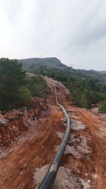 Dağ insansız hava aracı manzaralı kozalaklı orman 4k. Dağlarda doğal gaz boru hatları inşa ediliyor