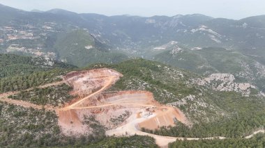 Dağ insansız hava aracı manzaralı kozalaklı orman 4k. Dağlarda doğal gaz boru hatları inşa ediliyor