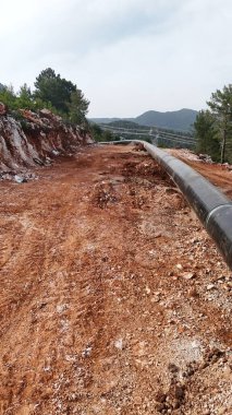 Dağ insansız hava aracı manzaralı kozalaklı orman 4k. Dağlarda doğal gaz boru hatları inşa ediliyor