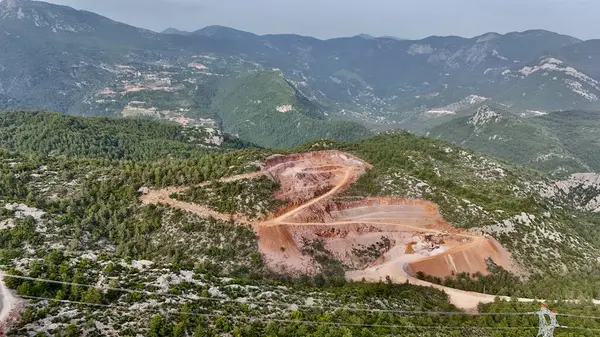 Dağ insansız hava aracı manzaralı kozalaklı orman 4k. Dağlarda doğal gaz boru hatları inşa ediliyor