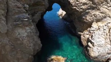 Kayalık deniz kemeri. Yüksek kalite 4k görüntü