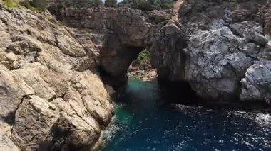 Kayalık deniz kemeri. Deniz kıyısının çarpıcı manzarası. Yüksek kalite 4k görüntü