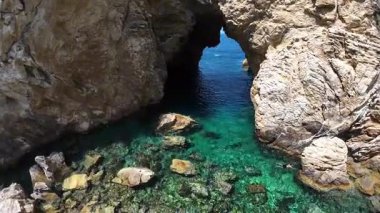 Kayalık deniz kemeri. Deniz kıyısının çarpıcı manzarası. Yüksek kalite 4k görüntü