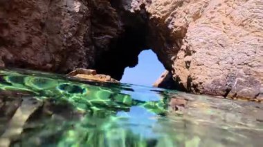 Su altında kumlu dalgalar. Temiz dalgalı su. Yüksek kalite 4k görüntü