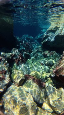 Su altında kumlu dalgalar. Temiz dalgalı su. Yüksek kalite 4k görüntü