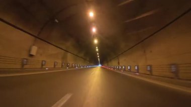 Yol tünelleri aydınlanıyor. Yüksek kaliteli FullHD görüntüler