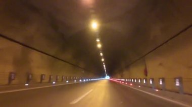 Yol tünelleri aydınlanıyor. Yüksek kaliteli FullHD görüntüler