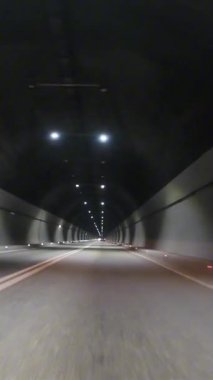 Boş kırsal yol. Yol yeşilliği tepesi. Yüksek kalite 4k görüntü