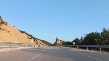 Yol yeşilliği tepesi. Yüksek kalite 4k görüntü