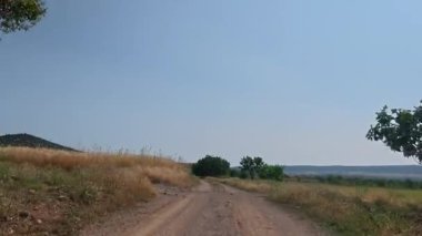 Boş kırsal yol. Yol yeşilliği tepesi. Yüksek kalite 4k görüntü