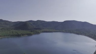 Dağ gölü manzarası. Yüksek kalite fotoğraf