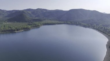 Dağ gölü manzarası. Yüksek kalite fotoğraf