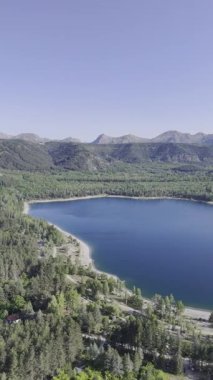 Dağ gölü manzarası. Yüksek kalite fotoğraf