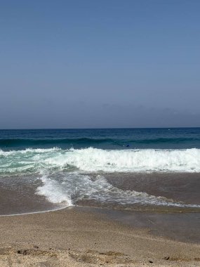 Plaj insanları selamlıyor. Yüksek kalite fotoğraf