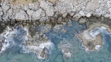 Deniz dalgaları kıyısı. Rocky turkuaz kıyısı. Günbatımı okyanus plajı. Yüksek kalite