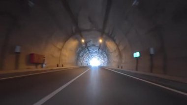 Yol tünelleri aydınlanıyor. Yüksek kaliteli FullHD görüntüler