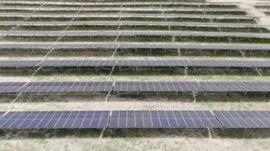 Güneş paneli alanı. Güneş paneli çiftliği. Sahadaki güneş panelleri, drone görüntüsü. 