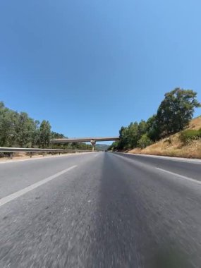Sahil yolu virajı. Boş viraj yolu. Yüksek kalite FullHD görüntüler.
