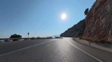 Açık kırsal yol. Sahil yolu kıvrımı. Boş viraj yolu.