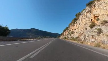 Açık kırsal yol. Sahil yolu kıvrımı. Boş viraj yolu.