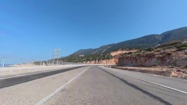 Açık kırsal yol. Sahil yolu kıvrımı. Boş viraj yolu.