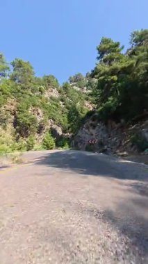 Sahil yolu virajı. Boş viraj yolu. Yüksek kalite FullHD görüntüler.