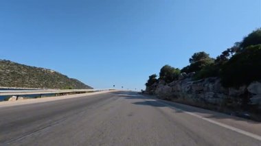 Açık kırsal yol. Sahil yolu kıvrımı. Boş viraj yolu.