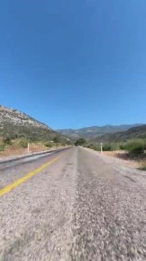 Açık kırsal yol. Sahil yolu kıvrımı. Boş viraj yolu.
