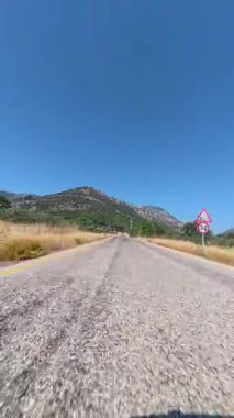 Sahil yolu virajı. Boş viraj yolu. Yüksek kalite FullHD görüntüler.