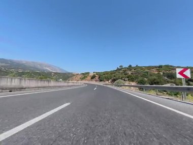 Sahil yolu virajı. Boş viraj yolu. Yüksek kalite FullHD görüntüler.