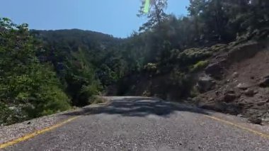 Sahil yolu virajı. Boş viraj yolu. Yüksek kalite FullHD görüntüler.