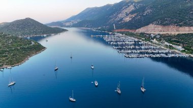 Kıyı dağı manzarası, deniz tatil yatları, altın saat.