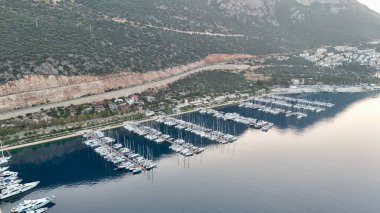 Kıyı dağı manzarası, deniz tatil yatları, altın saat.