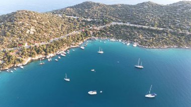 Kıyı dağı manzarası, deniz tatil yatları, altın saat.