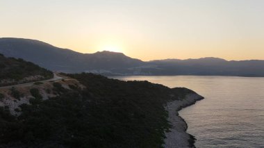 Kıyı dağı manzarası, deniz tatil yatları, altın saat.